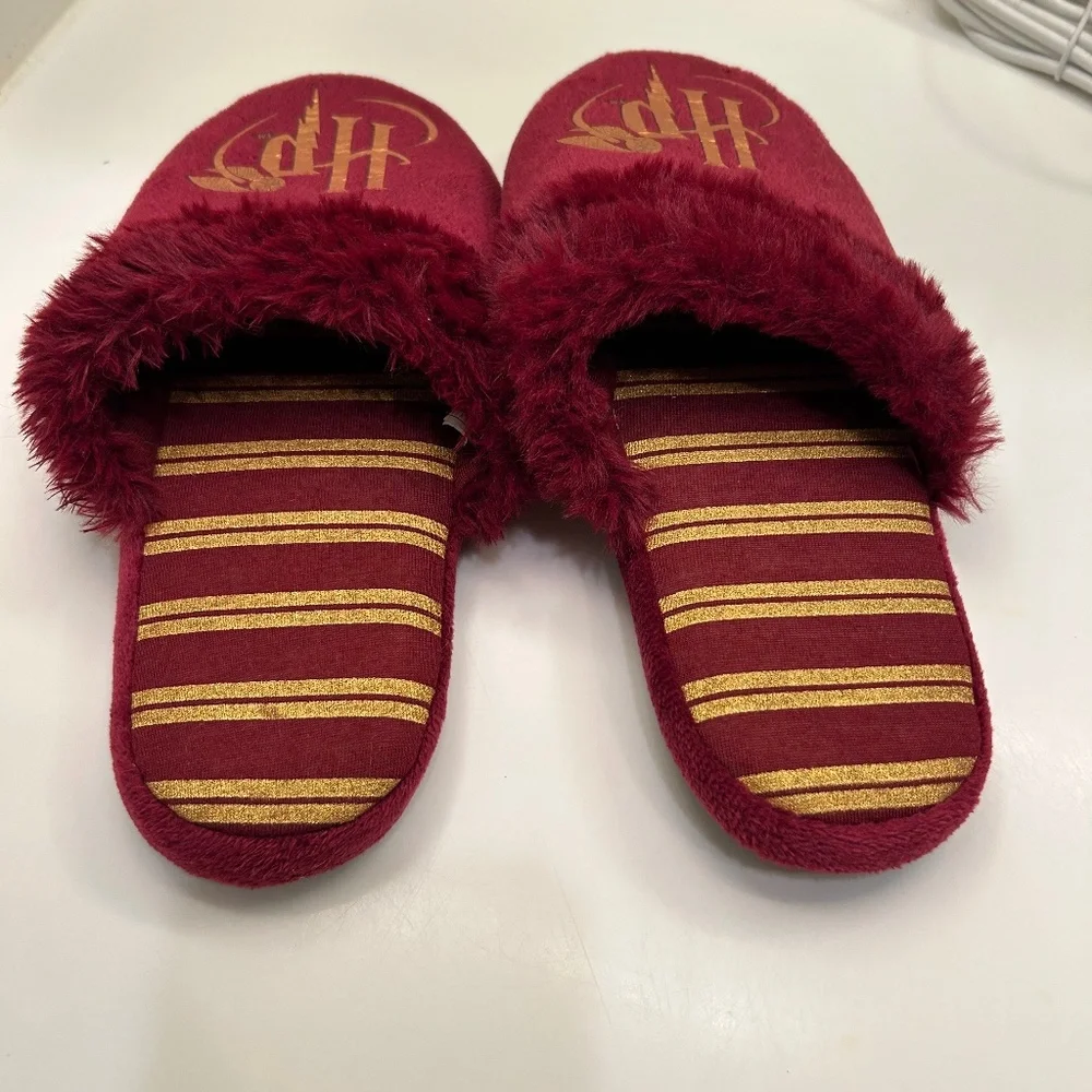 Harry Potter Hogwarts school Children’s slippers Size M about 10” long